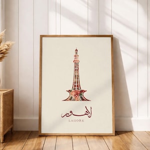 Pode incluir: Uma impressão artística emoldurada com uma ilustração detalhada de um minarete em tons de vermelho e castanho, sobre um fundo creme. A palavra "Lahore" está escrita em urdu e inglês abaixo do minarete.