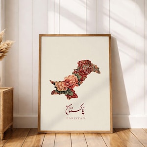 Pode incluir: Impressão artística emoldurada com um mapa floral do Paquistão em tons de vermelho, laranja e verde. O nome do país está escrito em urdu e inglês. A obra de arte é apresentada em uma moldura de madeira.