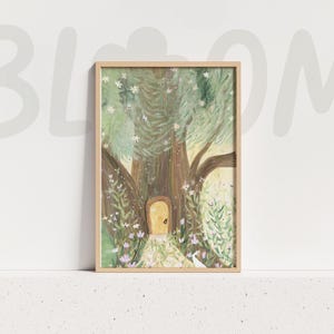 Può includere: Una stampa artistica incorniciata con un'illustrazione stravagante di un albero con una piccola porta gialla. L'opera d'arte ha una cornice marrone chiaro e raffigura una scena fantastica con fiori e fogliame nei toni del verde, marrone e viola.