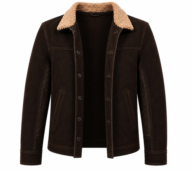 Puede incluir: Chaqueta de ante marr&oacute;n oscuro con cuello de borrego beige. La chaqueta tiene cierre de botones, dos bolsillos delanteros y detalles acolchados en las mangas. Una prenda de abrigo cl&aacute;sica.