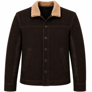 Puede incluir: Chaqueta marr&oacute;n oscuro con cuello de borrego beige. La chaqueta tiene cierre de botones, dos bolsillos delanteros y un dise&ntilde;o texturizado en las mangas. La chaqueta est&aacute; hecha de un material suave similar al ante.