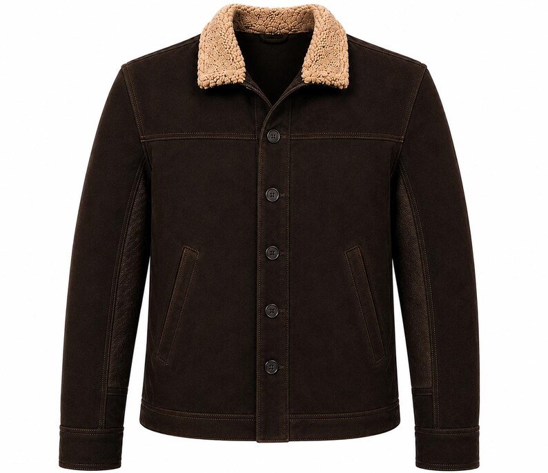 Puede incluir: Chaqueta marr&oacute;n oscuro con cuello de borrego beige. La chaqueta tiene cierre de botones, dos bolsillos delanteros y un dise&ntilde;o texturizado en las mangas. La chaqueta est&aacute; hecha de un material suave similar al ante.