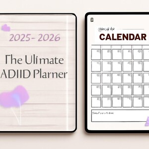 Op de afbeelding: Een spiraalgebonden planner en een tablet met een kalender. De planneromslag luidt "2025-2026 The Ultimate ADIID Planner" met paarse accenten. De tablet toont een kalenderindeling met het woord "CALENDAR" bovenaan.