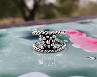 Anillo ajustable de plata de ley oxidada hecho a mano, estilo étnico trenzado.