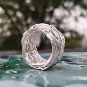 Anillo de plata de ley 925 con alambre enrollado, hecho a mano, con textura orgánica.