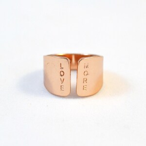Anillo Love More - Anillo de oro rosa - Anillo de cita motivacional - Anillo estampado a mano - Anillo de banda ancha - Anillo de pareja - Regalo para esposa y novia