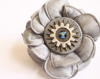 Einstellbare Silber grau Stoff Blume Steampunk Ring w / Silber & Kupfer Metall Zahnräder und blau Swarovski Edelstein