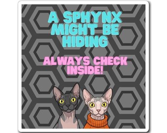 Puede incluir: Una pegatina cuadrada con dos gatos Sphynx y el texto "A Sphynx Might Be Hiding Always Check Inside!" en azul y rosa. El fondo es un patrón geométrico gris. Los gatos tienen grandes ojos amarillos.