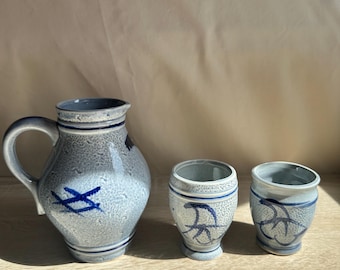 Juego de cerámica vintage: jarra y 2 tazas, estilo artesanal, cerámica azul grisácea.