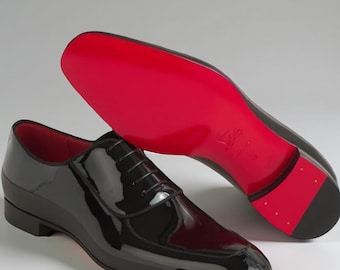 Zapatos Oxford Christian Louboutin para hombre, de piel de becerro charol negra con suela roja.