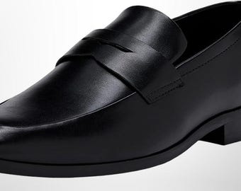 Mocasín clásico de cuero pulido hecho a mano para hombre.
