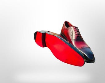 Atractivo zapato oxford de piel auténtica con pátina artesanal y suela roja.