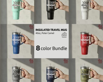 Puede incluir: Un surtido de ocho tazas de viaje aisladas en varios colores, cada una con asa y pajita. Las tazas tienen el texto "Your design here" impreso. La imagen también incluye el texto "INSULATED TRAVEL MUG 40oz, Polar Camel" y "8 color Bundle."