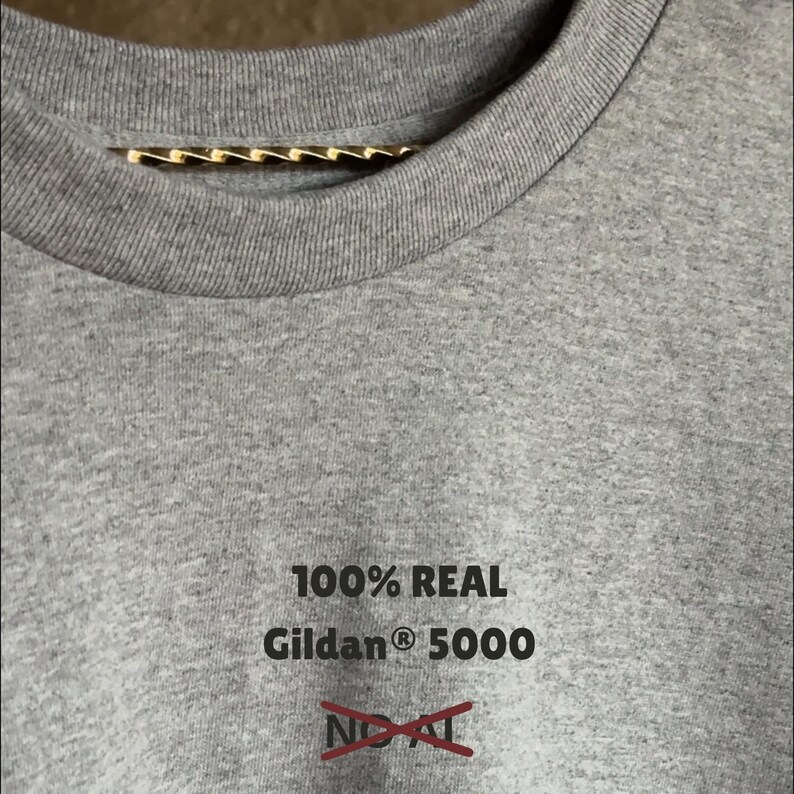 Gildan 5000 Sport Grey Real Video Mockup detaljerad tygstruktur, halsringning, sömmar, förstärkta sömmar och naturligt fall, ingen AI bild 3