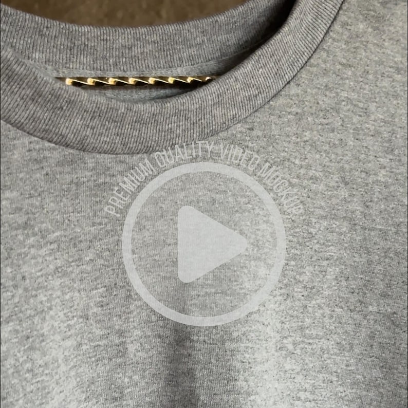 Gildan 5000 Sport Grey Real Video Mockup detaljerad tygstruktur, halsringning, sömmar, förstärkta sömmar och naturligt fall, ingen AI bild 1