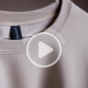 Gildan 18000 Sand Real Video Mockup, detaillierte Stofftextur, Ausschnitt, Steppnähte, verstärkte Nähte, und natürlicher Faltenwurf, No AI