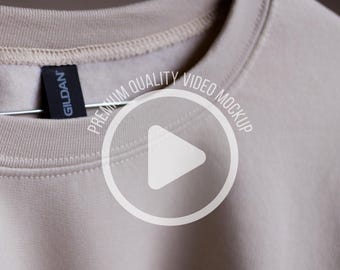Gildan 18000 Sand Real Video Mockup, detaljerad tygstruktur, halsringning, sömmar, förstärkta sömmar och naturligt fall, ingen AI