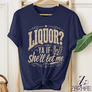 Puede incluir: Camiseta azul marino con el texto "LIQUOR? YA IF she'll let me" en un estilo vintage. El diseño incluye un vaso de whisky con cubitos de hielo. La camiseta está anudada en la parte inferior.