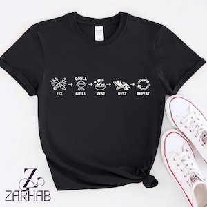 Puede incluir: Camiseta negra con un gráfico blanco que ilustra el proceso de la parrilla: arreglar, asar, descansar, descansar, repetir. La camiseta se combina con zapatillas de lona blancas con detalles rojos. El logotipo de la marca "ZARHAB" está en la parte inferior izquierda.