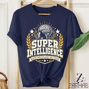 Peut inclure: Un t-shirt bleu marine à manches courtes avec une impression graphique d'un profil de cerveau humain au-dessus du texte SUPER INTELLIGENCE et du texte plus petit BEFORE SUPER INTELLIGENCE WAS A THING, encadré par des feuilles de laurier jaunes.