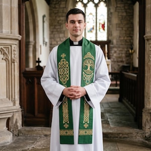 Estola clerical celta verde com a Árvore da Vida bordada em ouro, para sacerdote, pastor ou ministro, para ordenação.