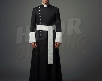 Puede incluir: Una sotana negra con cuello, puños y cinturón blancos. La sotana tiene botones plateados y un bolsillo en el pecho. El diseño largo y fluido es adecuado para ceremonias religiosas. La sotana mide aproximadamente 150 cm de largo.
