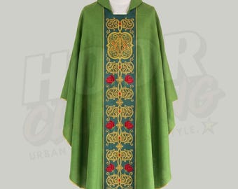 Casulla de sacerdote, elegante túnica católica verde, monograma IHS, vestimenta gótica de alta calidad, rosa floral.