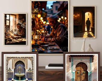 Può includere: Un set di cinque stampe artistiche incorniciate. Le stampe raffigurano scene di un uomo al lavoro, un vivace mercato con lanterne e dettagli architettonici. La tavolozza dei colori include toni caldi di oro, marrone e blu, creando un senso di profondità e ricchezza culturale.