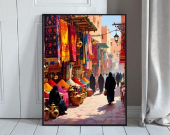 Può includere: Una stampa incorniciata raffigurante una vivace scena di mercato. Tessuti colorati sono appesi sopra, e bancarelle espongono spezie in varie tonalità. Figure in abiti neri camminano lungo una strada acciottolata, con vasi di ottone e lanterne che contribuiscono all'atmosfera. L'opera d'arte evoca un luogo esotico e vivace.