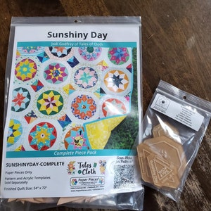 Pode incluir: Um pacote completo para um projeto de colcha, com um design colorido e o texto "Sunshiny Day". O pacote inclui peças de papel e modelos acrílicos. O tamanho final da colcha é de 137 cm x 183 cm.