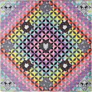 Può includere: Una colorata trapunta con un motivo geometrico di diamanti e stelle in un arcobaleno di colori. La trapunta presenta un disegno centrale di una faccia di lupo e altre figure di animali. I bordi della trapunta hanno un motivo ripetuto di figure di animali in bianco e nero.