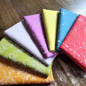 Puede incluir: Un conjunto de seis cuadrados de tela con un patrón geométrico en blanco sobre una variedad de fondos de colores, incluyendo verde, naranja, lavanda, amarillo, rosa y rojo.