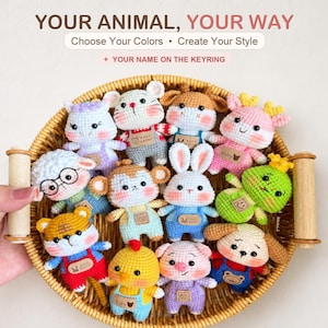 Könnte beinhalten: Eine Sammlung kleiner, handgefertigter Häkel-Tier-Schlüsselanhänger in einem runden geflochtenen Korb. Der Text lautet: YOUR ANIMAL, YOUR WAY, Choose Your Colors, Create Your Style, + YOUR NAME ON THE KEYRING. Jede Plüschfigur trägt eine bunte Latzhose.