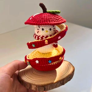 Ornement de Noël Chat Pomme Tournante au Crochet, Chat Amigurumi Pomme Épluchée en Spirale avec Socle en Bois