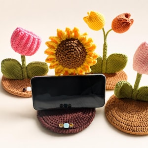 Virkat telefonstativ med tulpan och solros, handgjort skrivbordshållare med blommor, telefondocka med blommönster