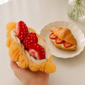 Peluche Croissant au Crochet | Fraise, Matcha, Cerise, Crevettes et Jambon aux Œufs | Décoration de boulangerie Kawaii