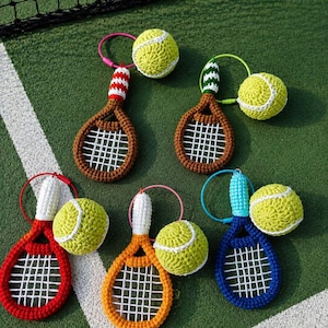 Virkad tennisracket- och bollnyckelring, handgjord personlig bokstavspärla, sportgåva i anpassningsbar färg