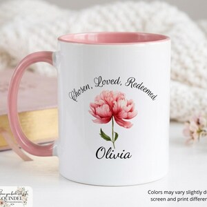 Puede incluir: Taza de cerámica blanca con interior y asa rosas. La taza presenta un diseño de peonía en acuarela con las palabras "Chosen, Loved, Redeemed" y el nombre "Olivia".