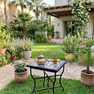 Ręcznie robiony stolik boczny z mozaiki w stylu marokańskim, blat ceramiczny w kolorze niebieskim w stylu vintage, element dekoracyjny na patio z kutego żelaza