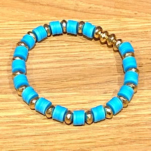 Handgemaakte kleikralenarmband, turkoois en goud