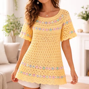 Puede incluir: Top de crochet amarillo con mangas cortas y un estampado floral en colores pastel. El top tiene un cuello redondo y un ajuste holgado y cómodo. El diseño de crochet es abierto, creando un aspecto ligero y aireado.