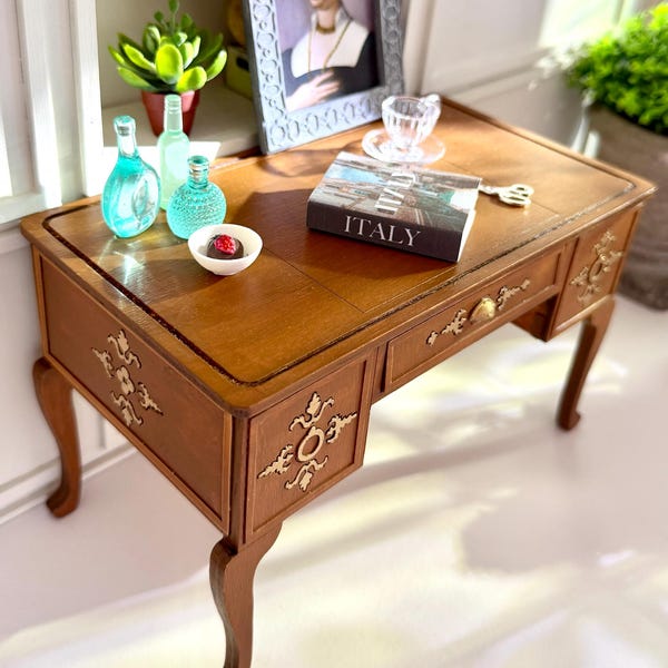 Prachtig Provençaals schrijfbureau – 1-6 modepoppenmeubels DIY kit – tijdloze elegante stijl