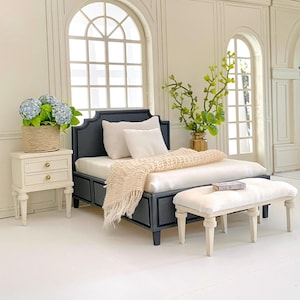 Pu&ograve; includere: Set da camera da letto in miniatura con struttura letto blu navy, biancheria da letto bianca e coperta con frange color crema. Include comodino abbinato con cesto di fiori blu e piccola panca. La stanza ha grandi finestre ad arco.