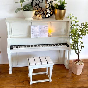 Klavier, Piano Forte mit Bank im 1:6 Maßstab als DIY Selbstbausatz