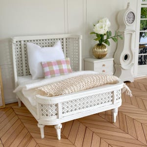 Queen Bett mit Wiener Geflecht + Nachtkästchen – 1-12 Maßstab DIY Modellbausatz