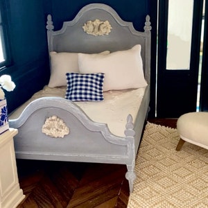 Miniature de maison de poupée avec lit romantique -- fichiers numériques coupés SVG + instructions - pour traceur, laser - pour toutes les tailles de boîte de chambre de maison de poupée