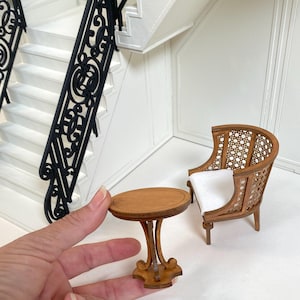 Empire Sessel (und Beistelltisch) mit halbrundem, geflochtenem Stuhlrücken als 1:12 Selbstbausatz Empire Sidetable kit