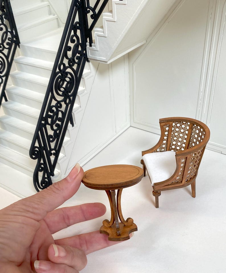 Empire Sessel (und Beistelltisch) mit halbrundem, geflochtenem Stuhlrücken als 1:12 Selbstbausatz Empire Sidetable kit