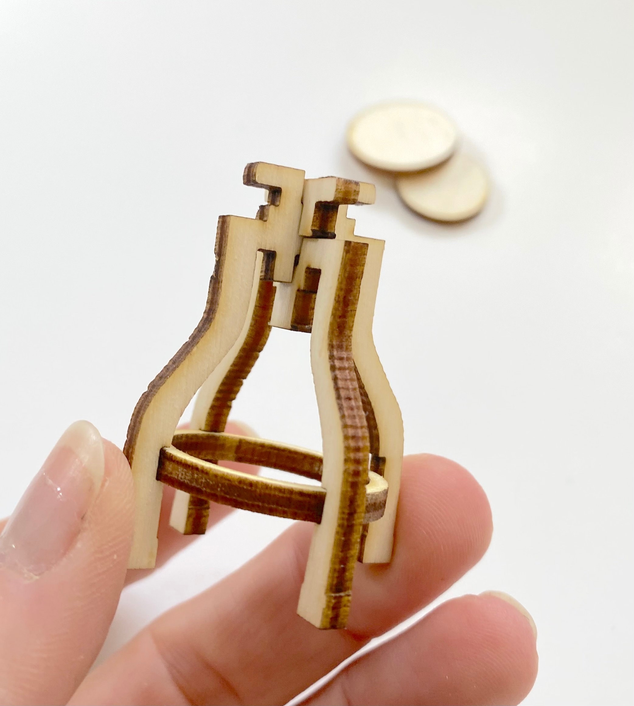 1/12 sgabello in miniatura per casa delle bambole Mini sedia a dondolo in legno modello di mobili accessori per la decorazione di paesaggi fai da te giochi di imazione