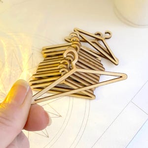 15 perchas para ropa de muñecas: kit de bricolaje en miniatura a escala 1/6 en madera - cartulina resistente a escala 1/12